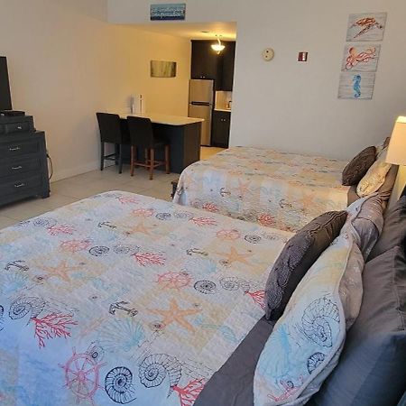 Sea Breeze, Studio 510, Beach Steps Away!+Pool+Wifi Ruskin Buitenkant foto