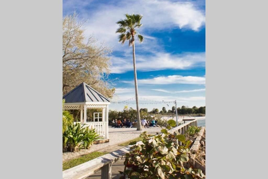 Sea Breeze, Studio 510, Beach Steps Away!+Pool+Wifi Ruskin Buitenkant foto