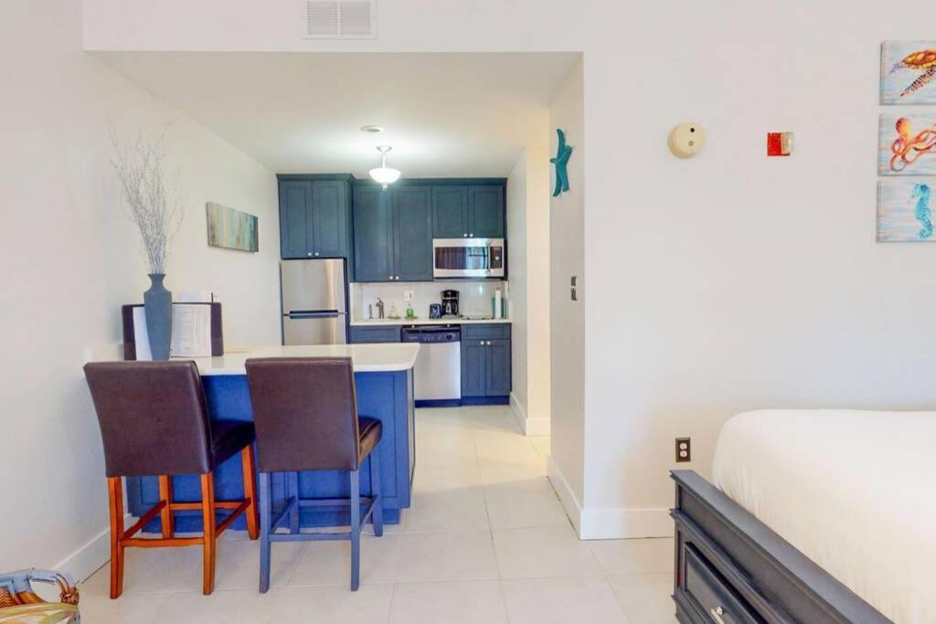 Sea Breeze, Studio 510, Beach Steps Away!+Pool+Wifi Ruskin Buitenkant foto