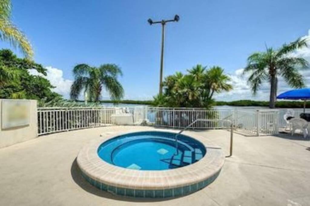 Sea Breeze, Studio 510, Beach Steps Away!+Pool+Wifi Ruskin Buitenkant foto