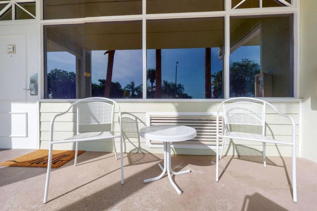 Sea Breeze, Studio 510, Beach Steps Away!+Pool+Wifi Ruskin Buitenkant foto