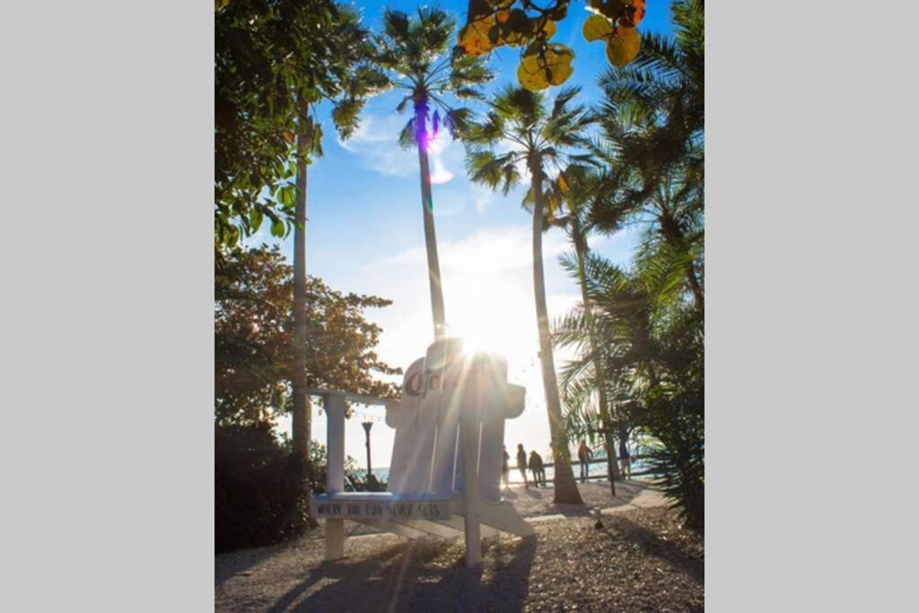 Sea Breeze, Studio 510, Beach Steps Away!+Pool+Wifi Ruskin Buitenkant foto